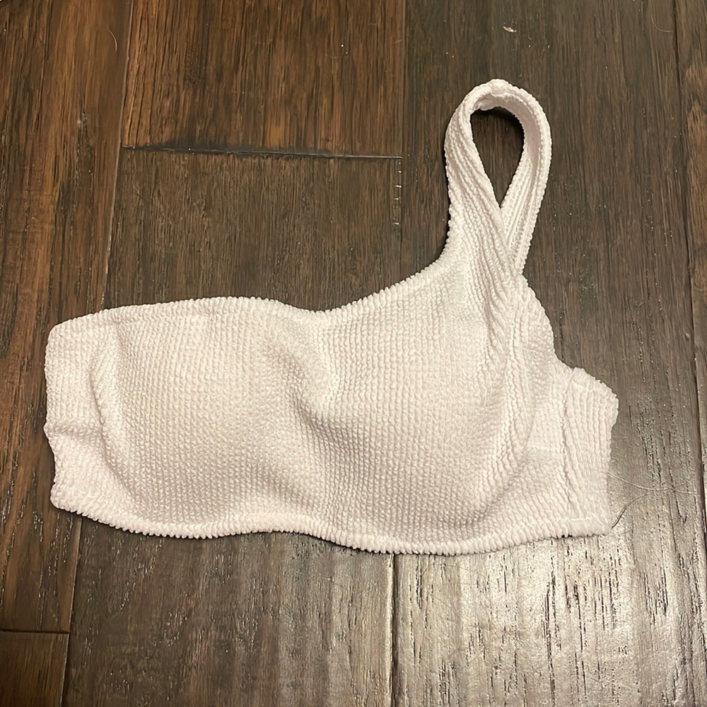 bikini top cup size 32 B; comes with removable strap